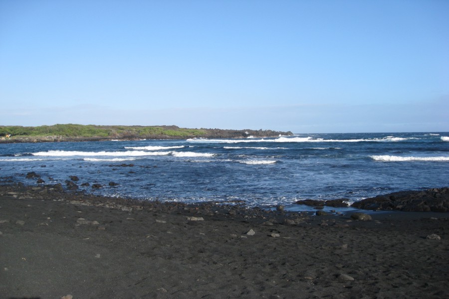 ../image/punaluu black sand beach 1.jpg